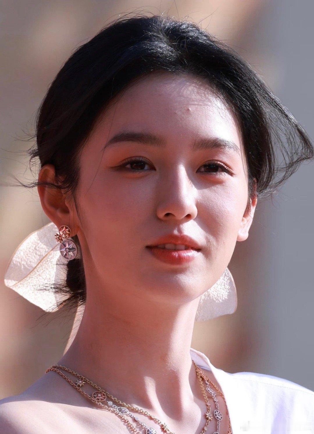 现实中见到的周也生图，超清到额头痘痘都看见了​​​
