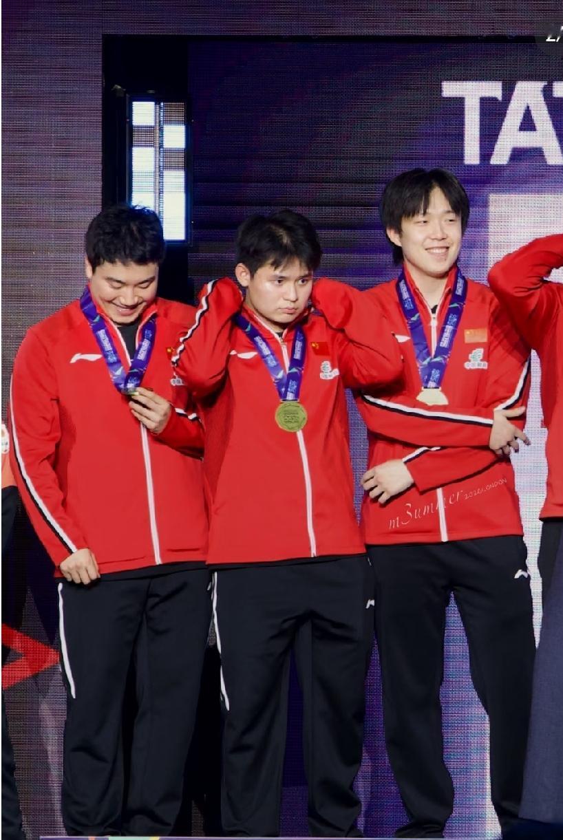 伦敦世乒赛这张颁奖照，越看越戳心✨谁懂啊！伦敦世乒赛男团颁奖的这张抓拍，藏