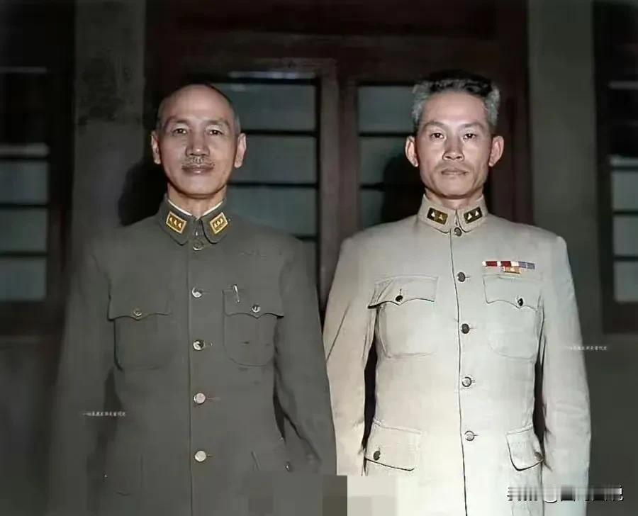 大家发现没有，在孙立人将军和老蒋的这张合影中，他们两人的军装为什么有这么大的区别