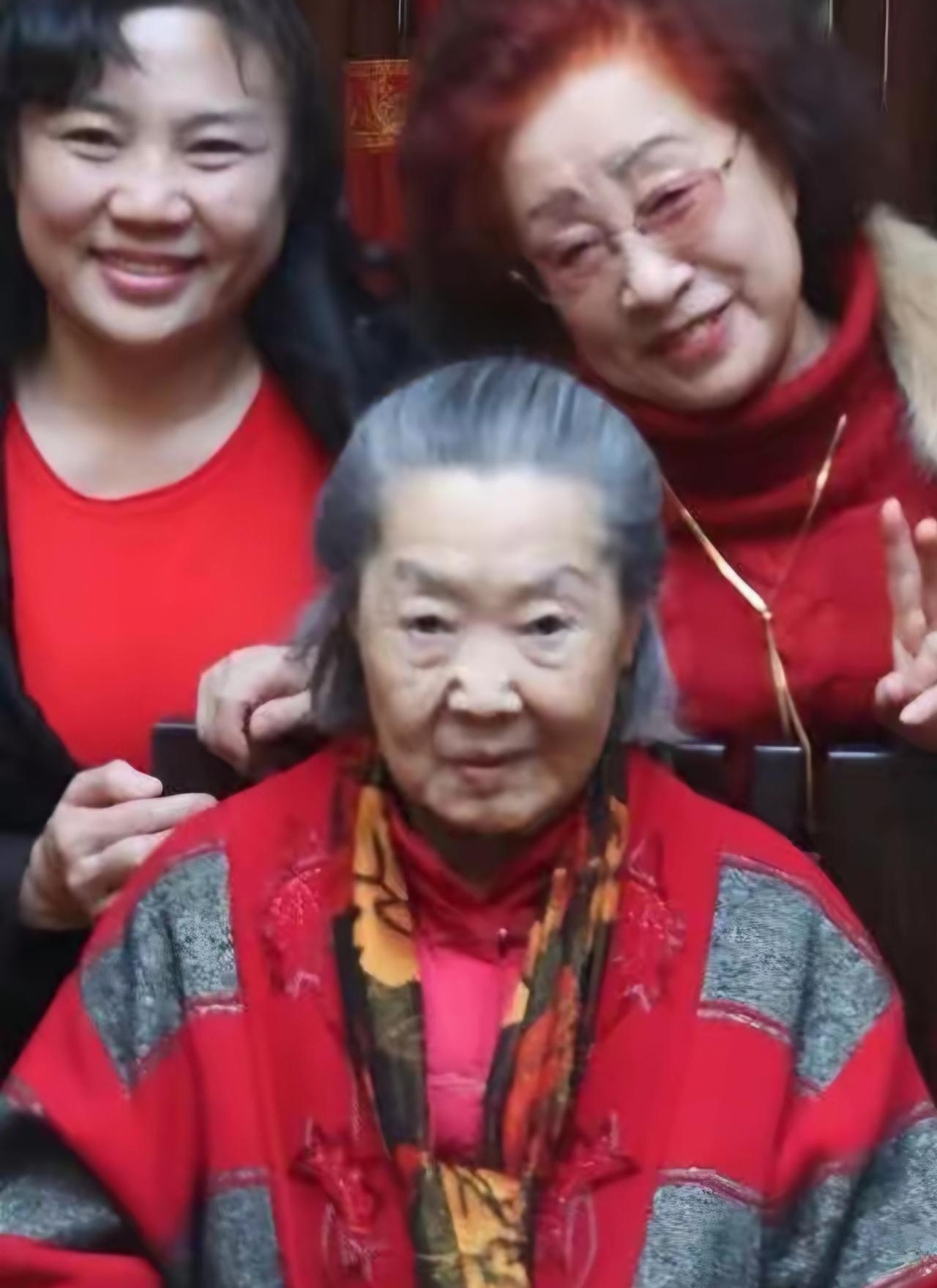 王铎：郭兰英的头发很好，多而密，没有全白。她这人很坚强，不服气的事，她到死也不