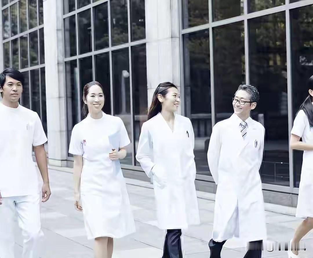 为什么学医的人越来越少？因为医学生在学校人不如狗？很多人都疑惑，为什么学医
