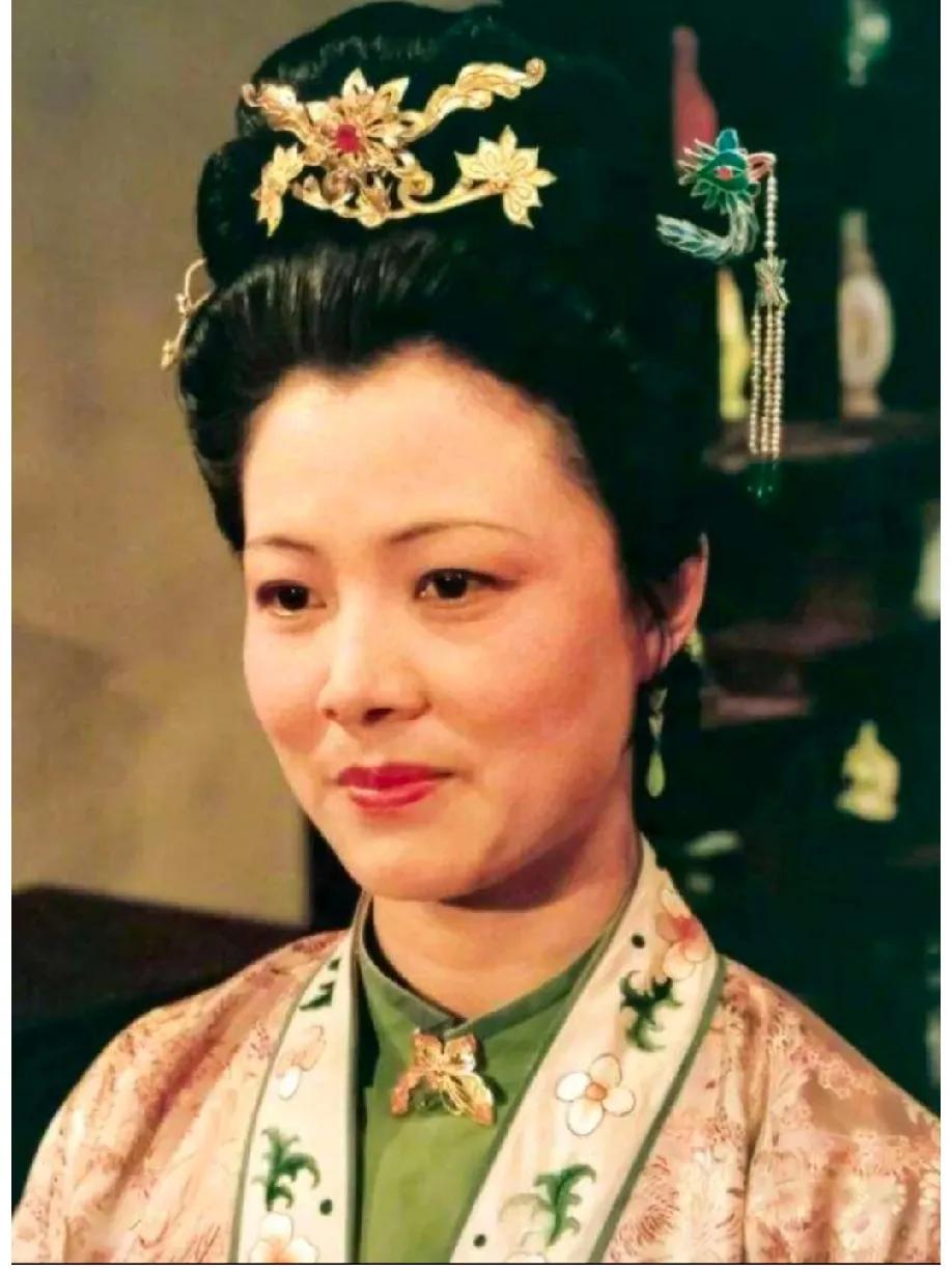 网友提问：红楼梦中尤氏为什么没入选金陵十二钗呢？和她同一辈的贾家媳妇王熙凤、李纨