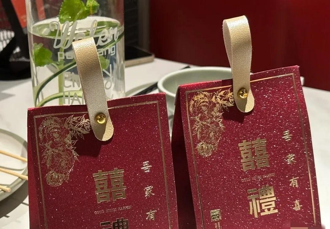 汪小菲马筱梅517大婚喜糖盒提前曝光。这是明显的中式风格包装，很一般的款式，某