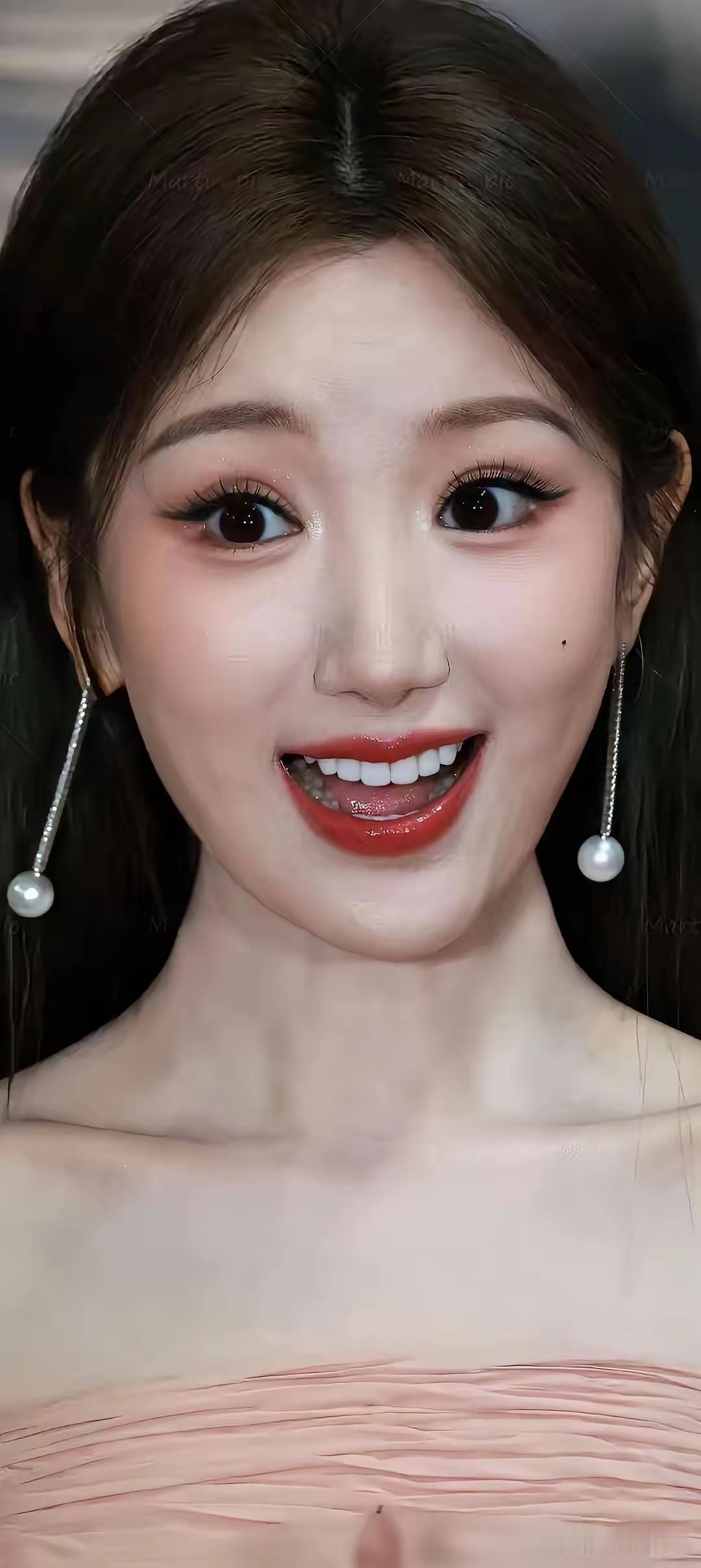 一直觉得明星不仅人长得美，就连每颗牙齿都洁白漂亮整齐到无可挑剔，直到刷到毛晓彤