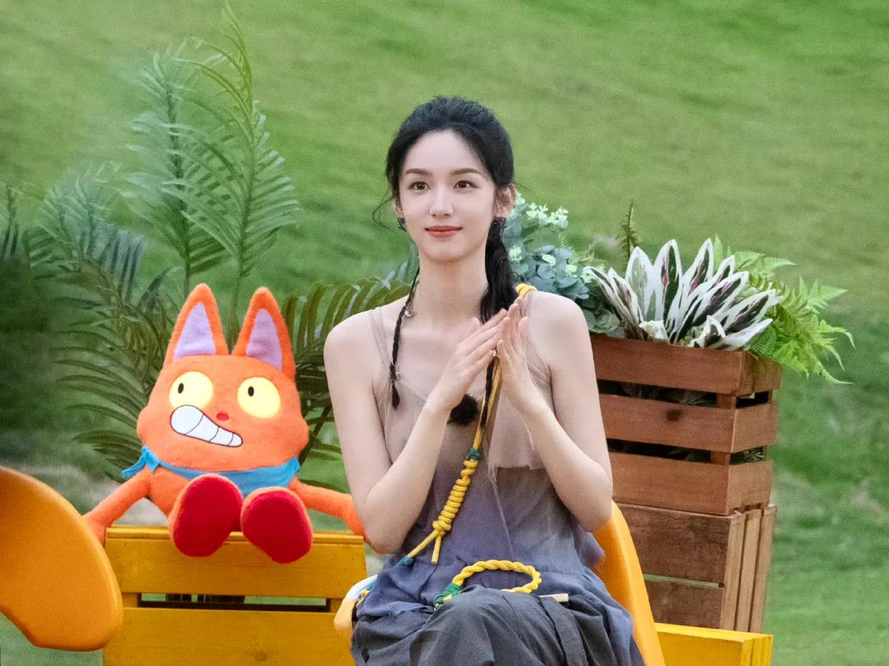 周也，清新甜美的夏日魔法师少女​​​夏日的阳光好像格外偏爱周也，她站在蝉鸣阵