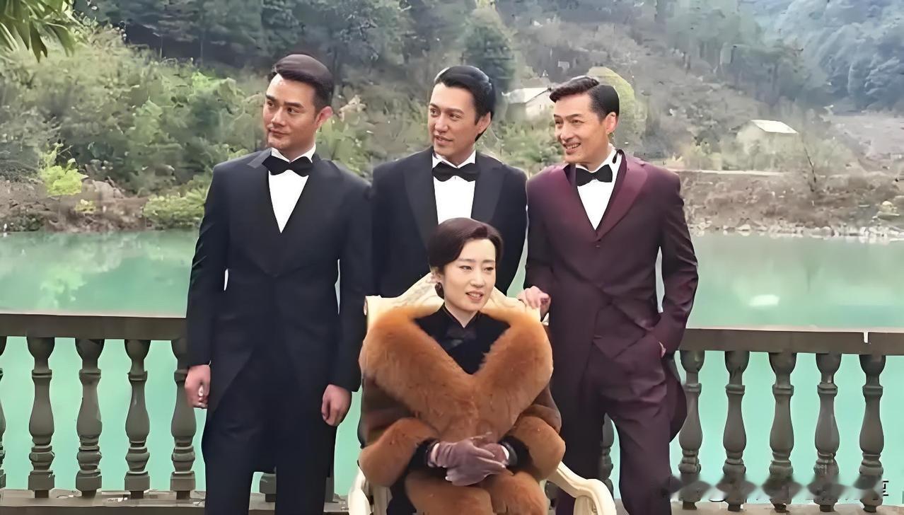 胡歌、王凯、靳东几个人早年的合影里，没想到胡歌是最矮的一个，他虽然个子不高，但演