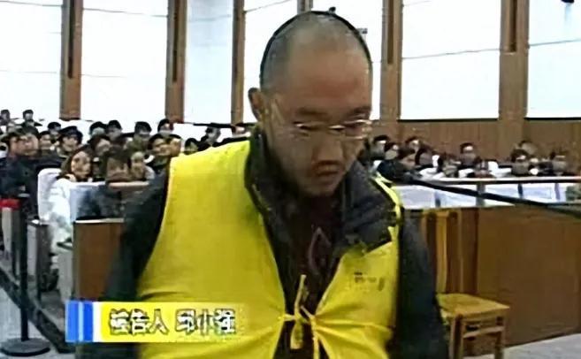 2003年9月11日晚，江苏，麻醉医生邱小强趁妻子洗澡之际，偷偷向她的咖啡杯中投