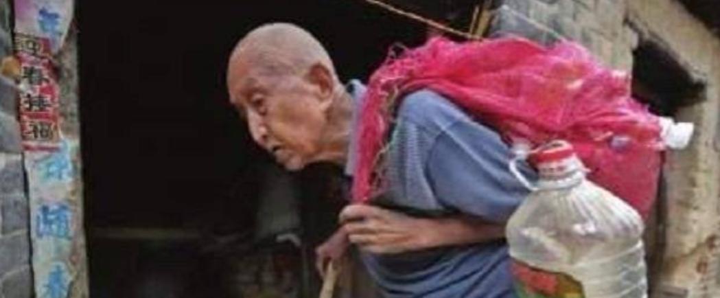 2014年，河南一名92岁拾荒的老人因丢失了1.8万元的救命钱，亲自到派出所报案