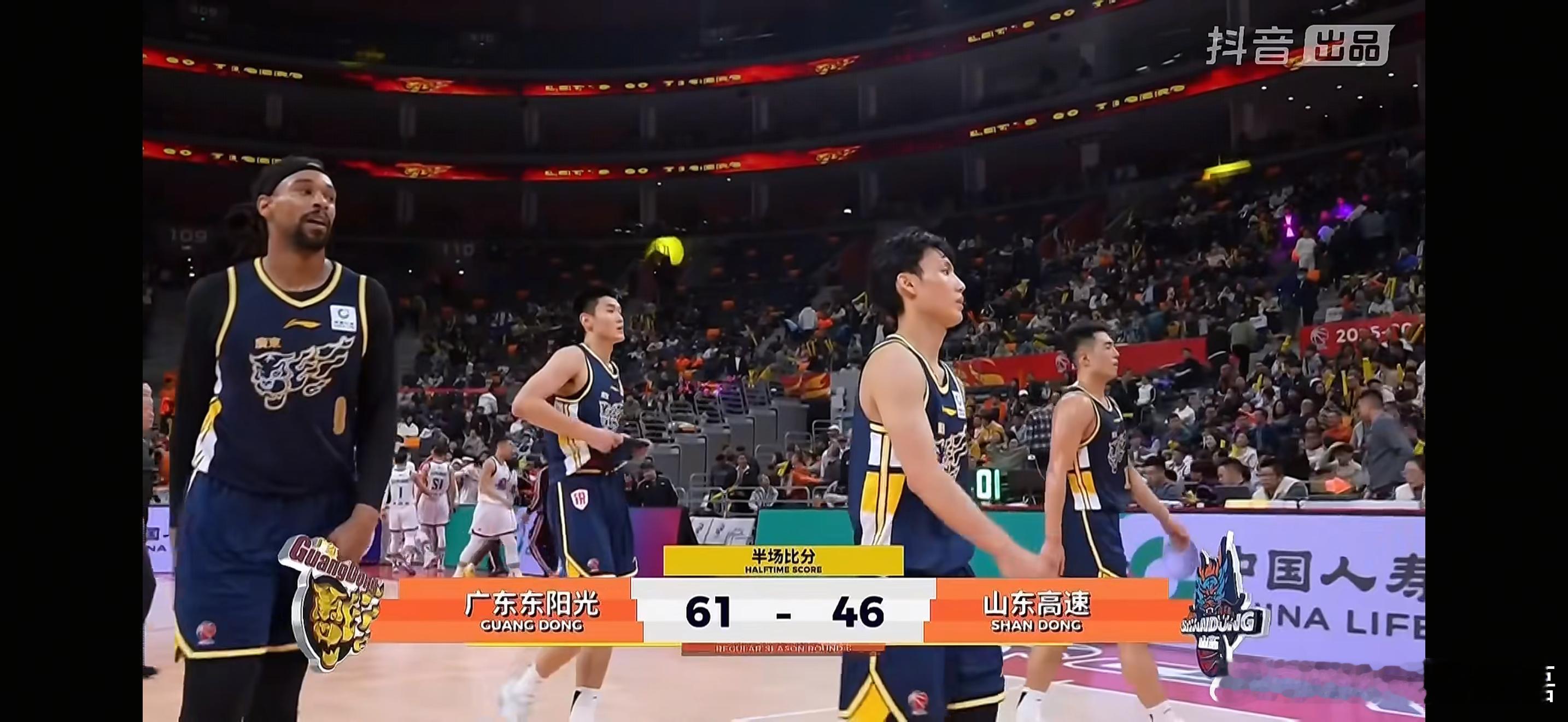 半场比赛徐杰贡献11分2个篮板6次助攻，但高诗岩用标志性的铁血防守给广东队施加了