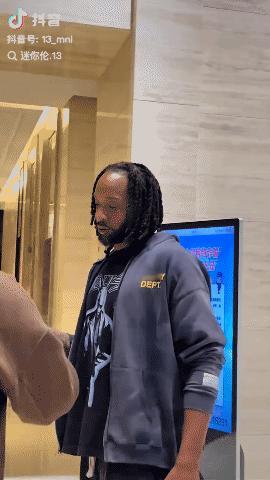 威尔斯：广东队的球衣，不签！直接一个抺脖子的动作拒绝，看来威尔斯也挺反感广东队的