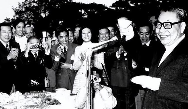 蒋经国作为蒋介石唯一子嗣，长期处于权力继承的注视之下。他在苏联留学归来后投身抗战