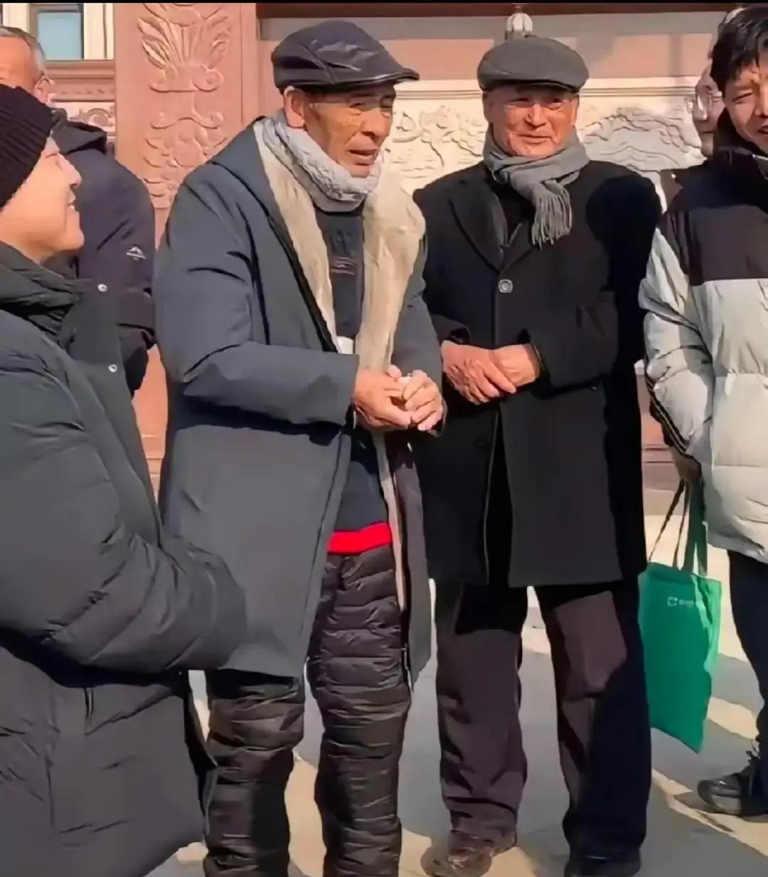 刘强东父亲刘志成春节前回宿迁光明村，给村里老人发现金红包。1月8日现场视频里