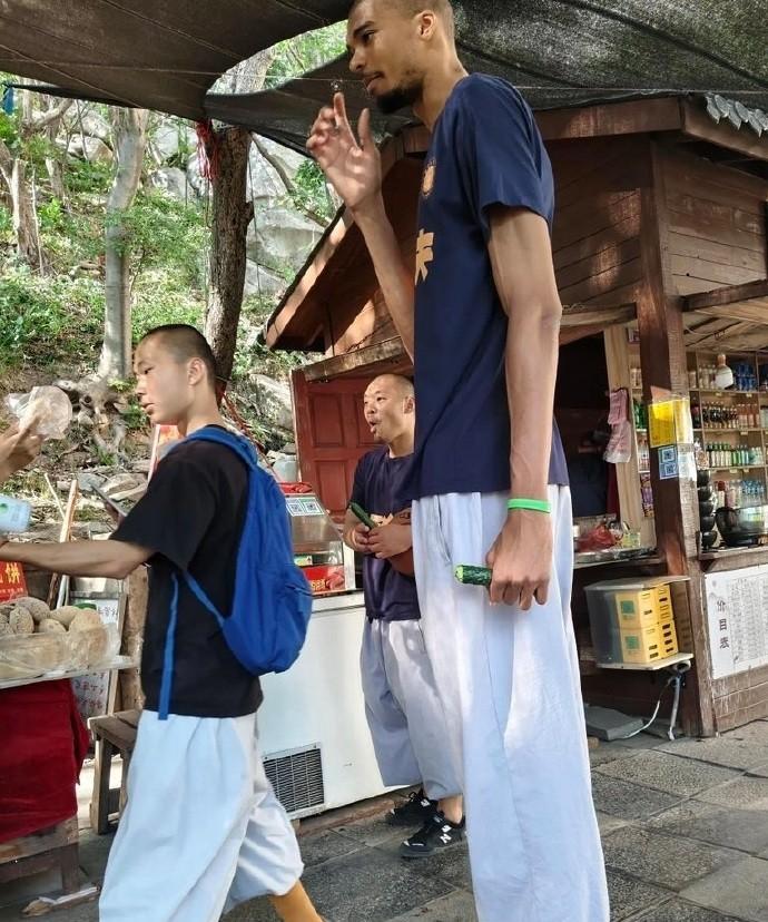文班亚马：啥？到手的兰特要飞了？早在文班亚马剃度成佛之前，就传出马刺是杜兰特首