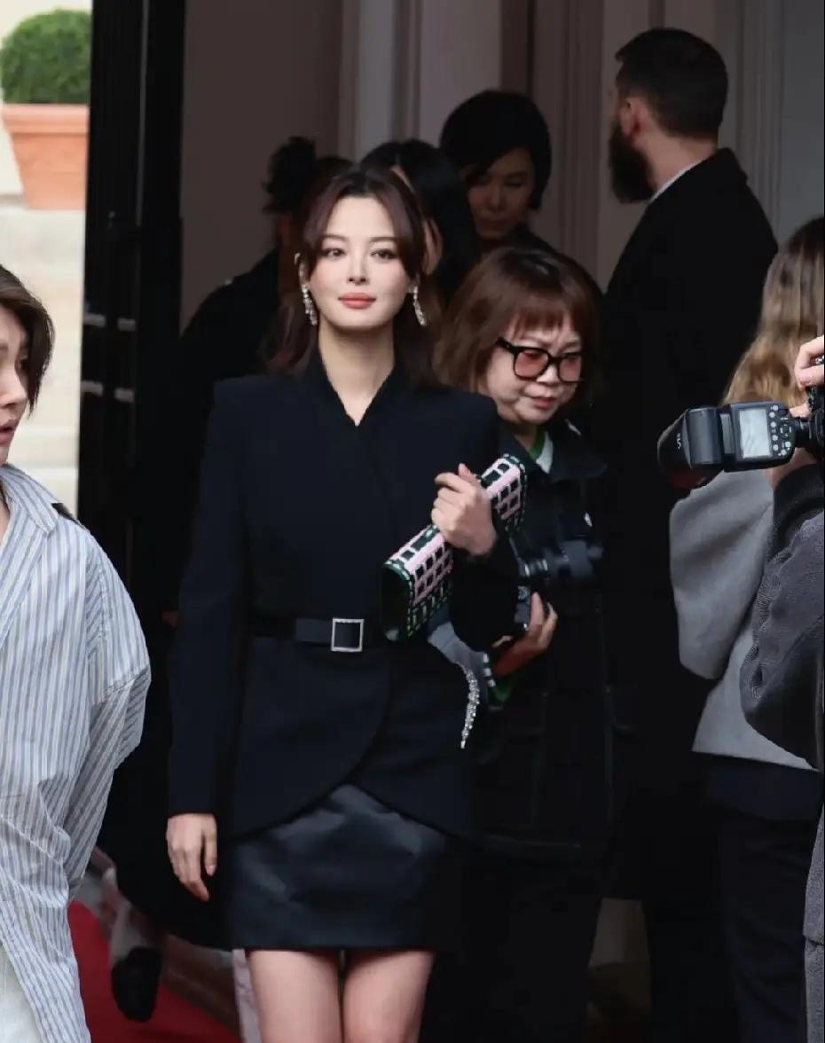 辛芷蕾的美腿照太惊人了！不过，我相信是真的，没有修过。因为腿型很匀称，也没有不一