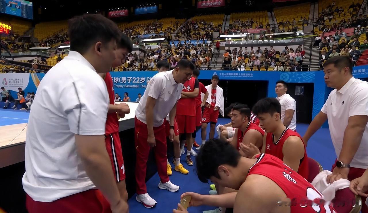 全运会金牌赛结束！盘点本场比赛让人失望的球员。徐昕并没有太亮眼的表现，全场仅