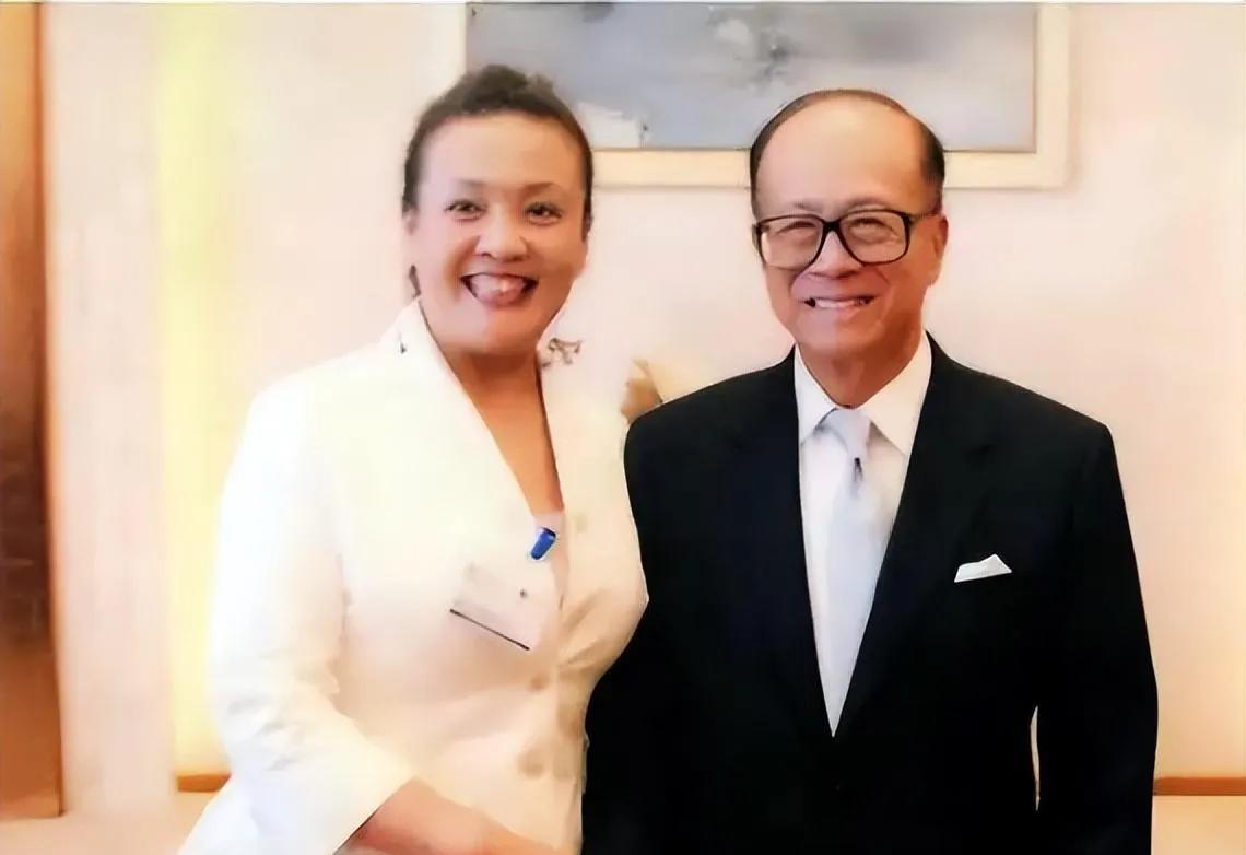 张兰和香港首富李嘉诚合照，气场十足，俩人热情握手，笑得非常开心。