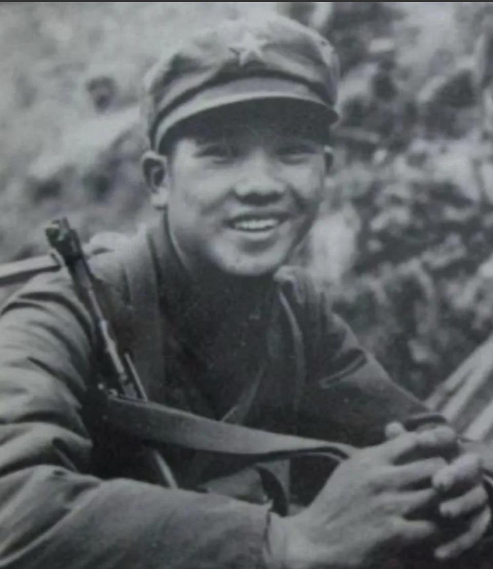 1979年，对越反击战中，一个战士给前线阵地送情报，却发现阵地已经被越军占领，他