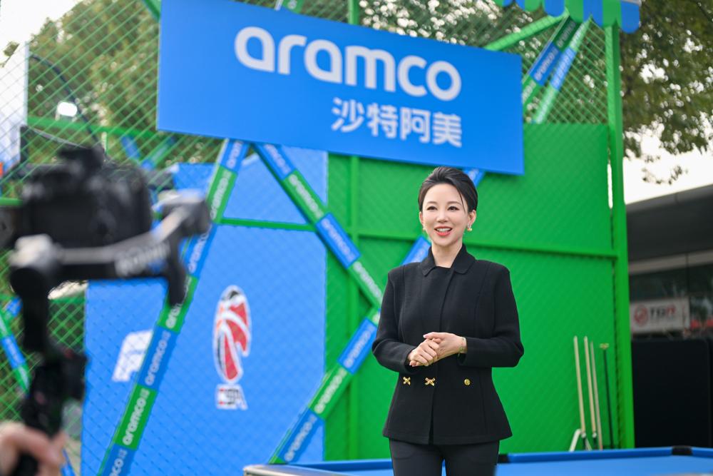 F1围场，车王阿隆索杆法震动潘晓婷！F1围场，你敢信？阿隆索拿起球杆，第二次