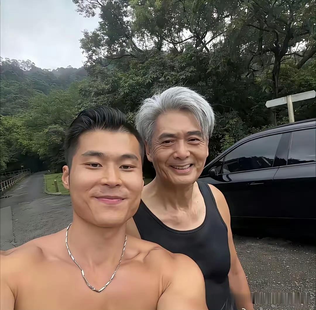 71岁的周润发，这发量真的太让人羡慕了！虽说头发已经白了，但是头发特别浓密，一点都没有秃顶的迹象，看