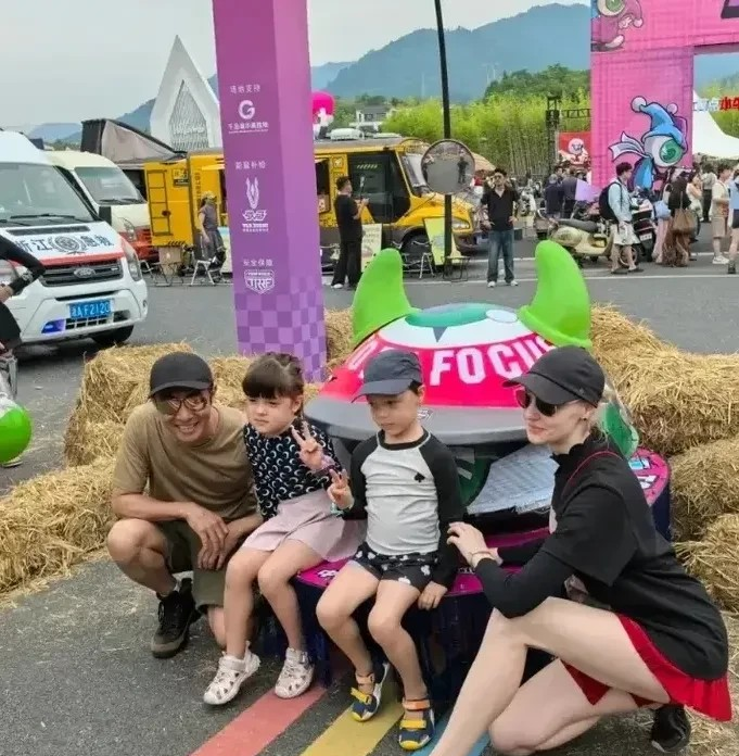 杭州千岛湖偶遇了撒贝宁全家，妻子李白大长腿，皮肤白嫩，戴鸭舌帽黑色墨镜最抢镜，龙