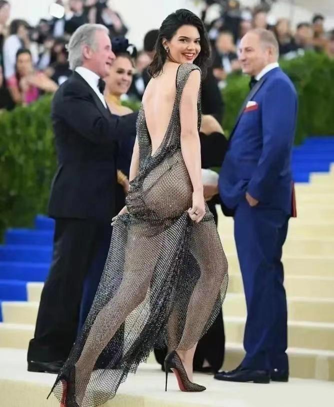 2021年MetGala红毯，肯豆这身“液体裙”，惊艳了整个时尚界。镜