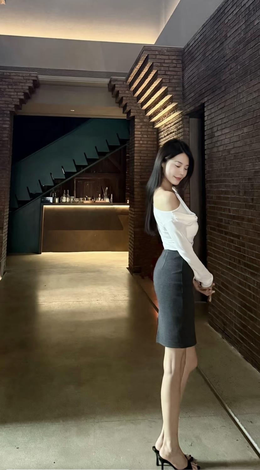 都市夜色下的优雅穿搭，黑白配尽显时尚魅力。黑白灰穿搭技巧女生黑白灰穿搭