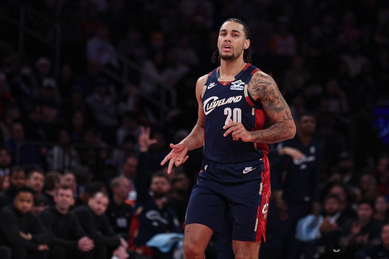 骑士队泰森进步太大了吧！才第二个赛季，进攻就已经完全练出来了：1、新秀赛季：