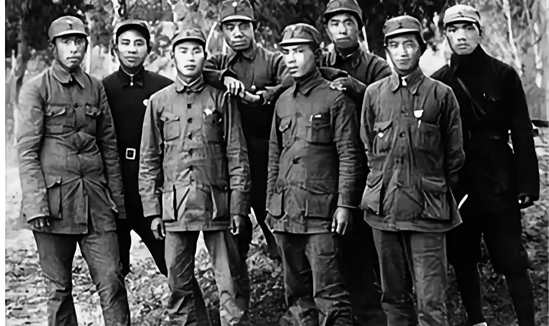 1971年，济南军区，一个穿得破破烂烂的老汉拦住哨兵，死活要见杨司令。问啥身
