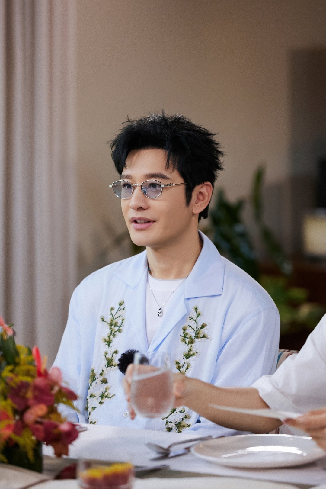 黄晓明嘴角上扬两个像素点被猜中年龄时那个极力克制却又忍不住上扬的嘴角，晓明哥这