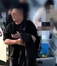 东航这事其实挺奇怪的无论网上怎么曝光欧某某，也无论人民日报怎么点评这件事，但他