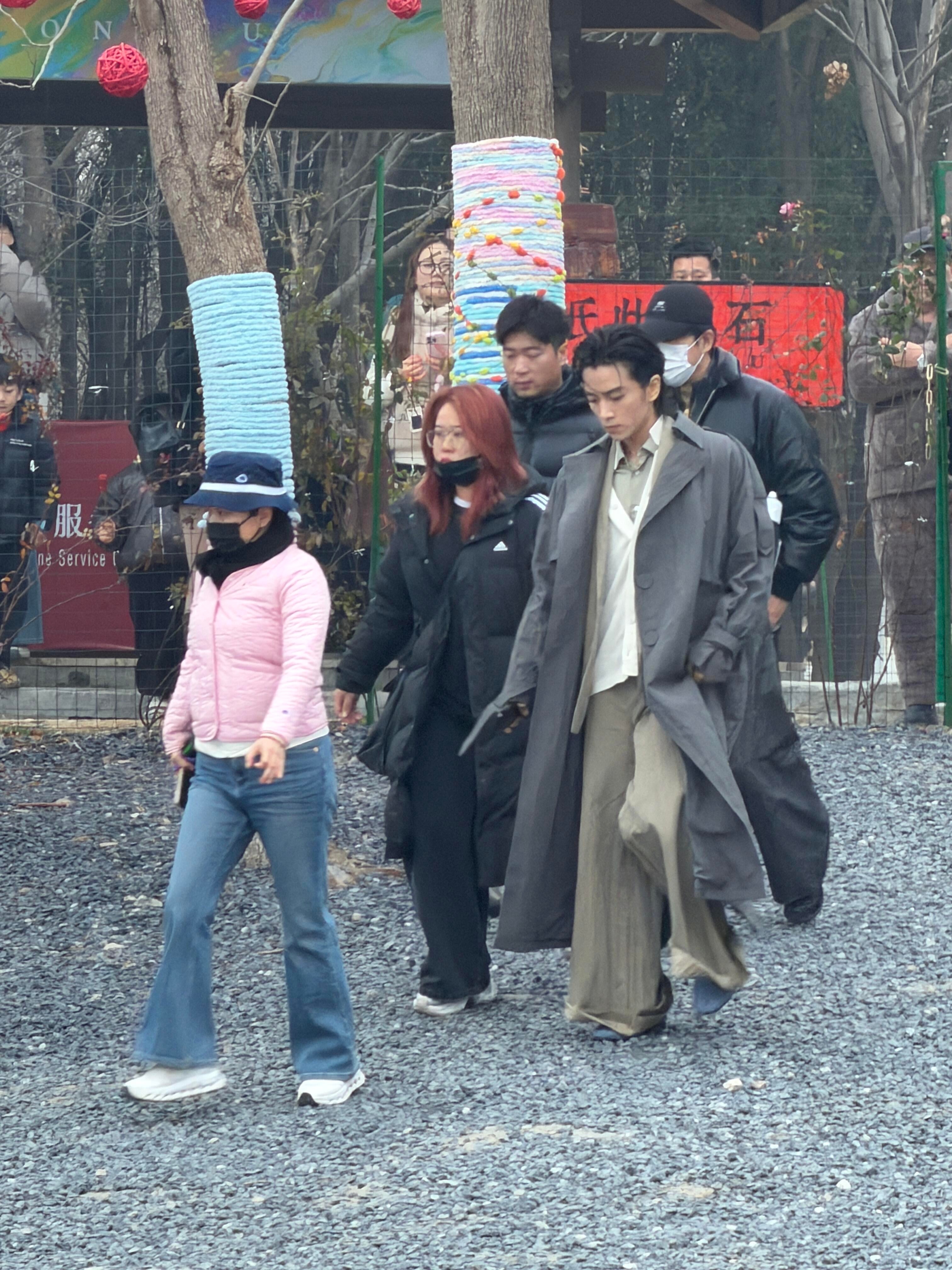 乍一看以为是王🌟🌙再一看啥衣服把人穿成一米五