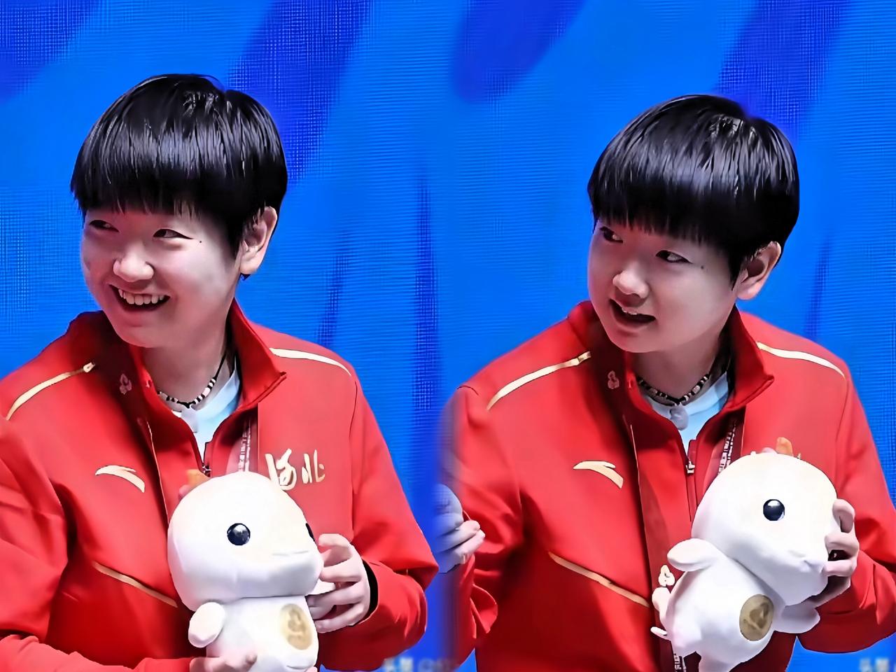 莎莎领到白色大湾鸡玩偶时，笑得眼睛都弯成月牙啦！结果一回头发现教练小杨拿着