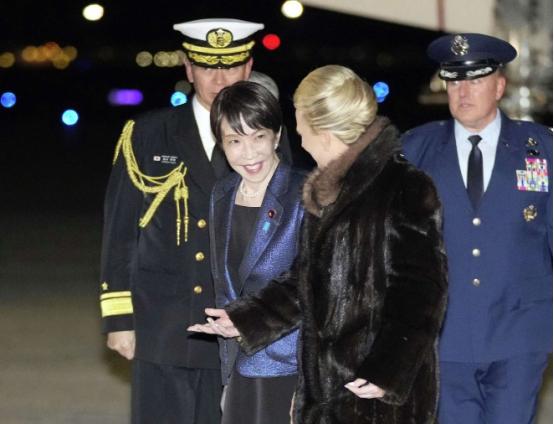 美国人让日本在台海做好战备，必要时对中国先下手为强？ 日本首相高市早苗启程访