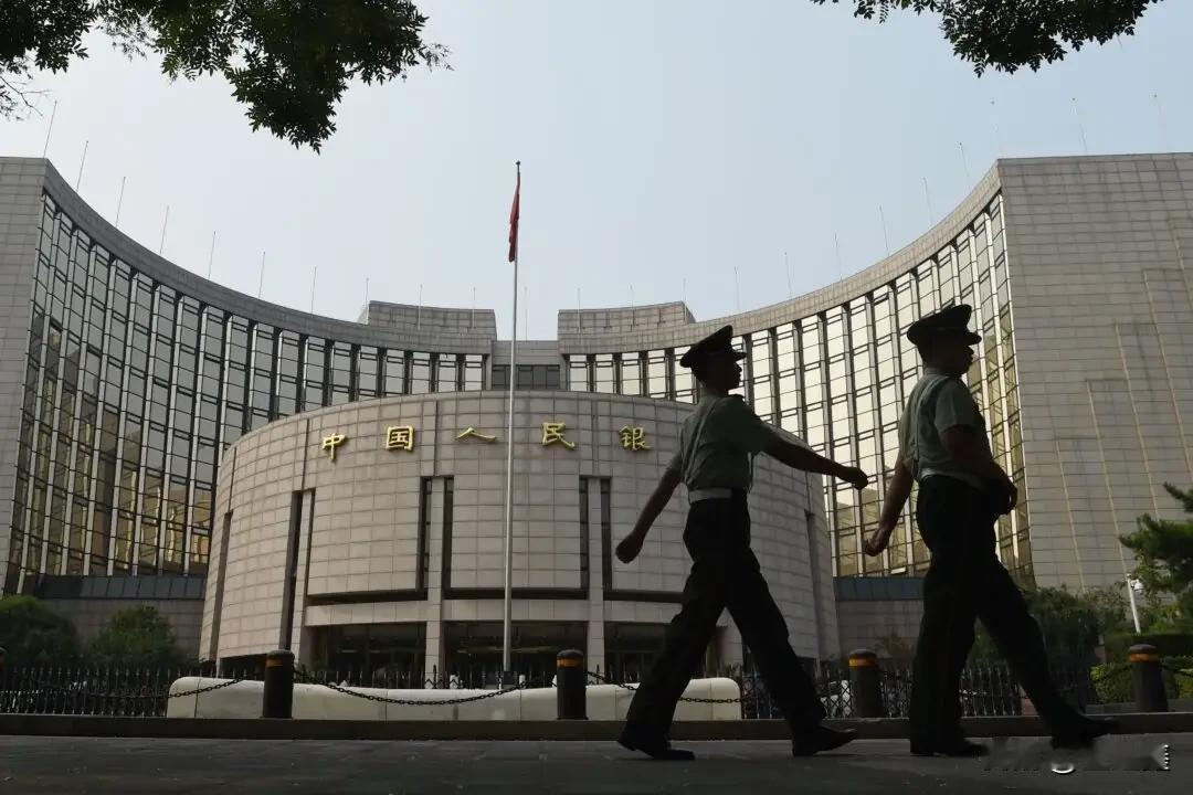 央行罕见发声！人民币汇率政策立场全公开，释放三大重磅信号！"汇率不是武器，但