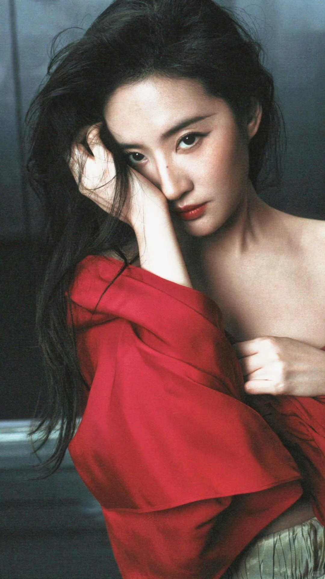 刘亦菲，恰似热烈红玫瑰🌹她眉眼藏着故事，红唇绽着明艳，一袭红衣，是肆意盛放的