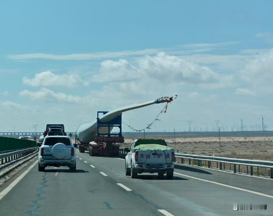 看到新闻说新疆连霍高速出事了，我马上想起在那边开货车的表兄。电话打通后，他叹