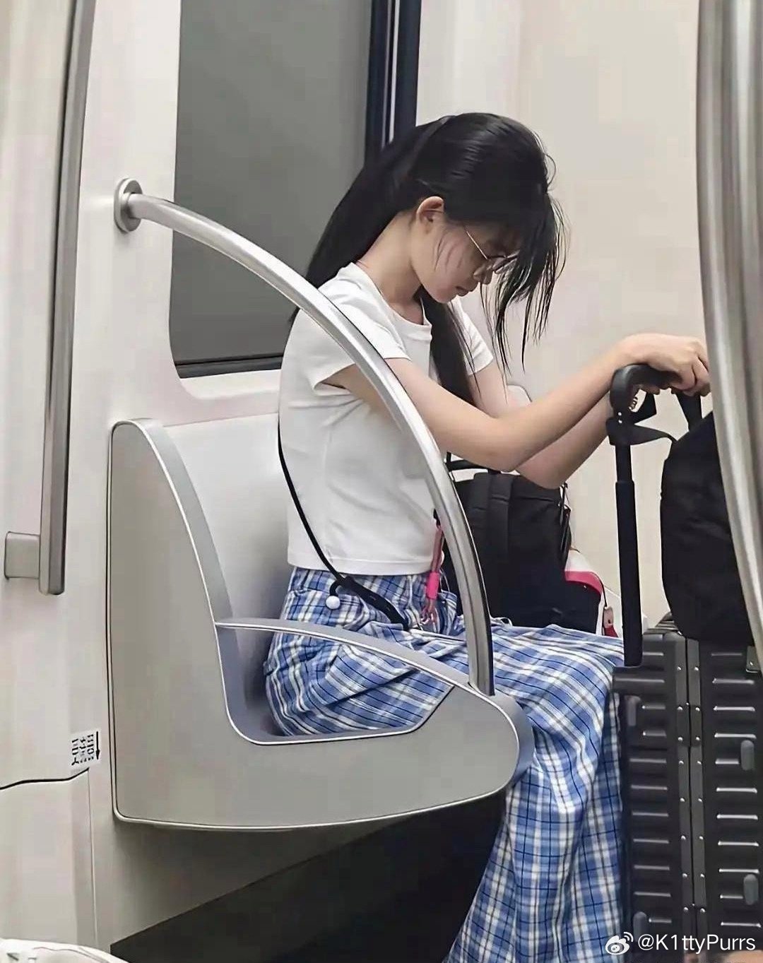 地铁上这姑娘一看就有教养，不袒胸露乳，不大声喧哗，不刷手机，不用行李占座，就安静