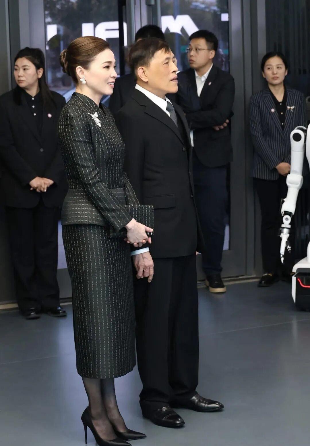 泰国国王参观人形机器人创新中心惊叹中国的AI仿生科技一路愕然苏提达王后此次选择的