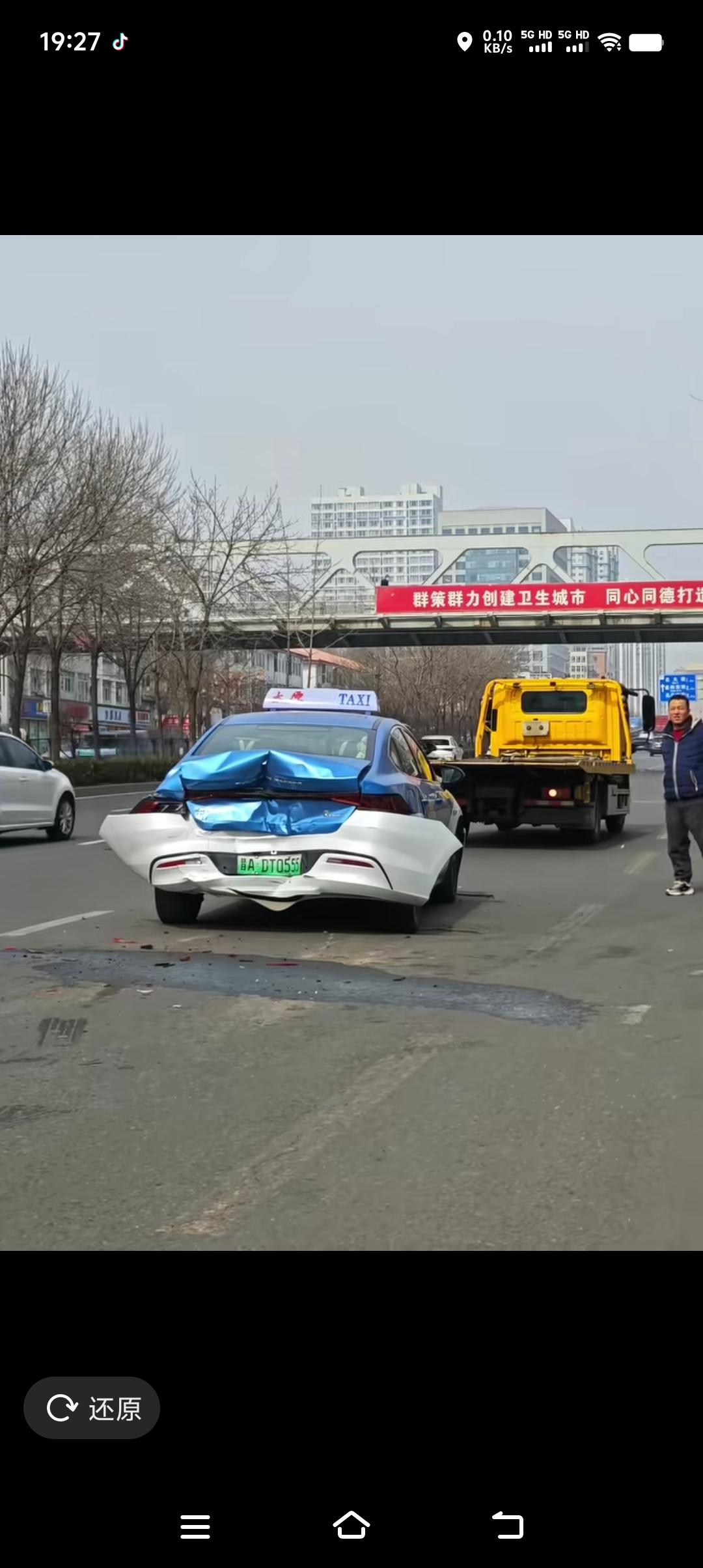 今天总算真真切切的领教了一回太原出租车司机，果然名不虚传，眼见为实。本人下午开车