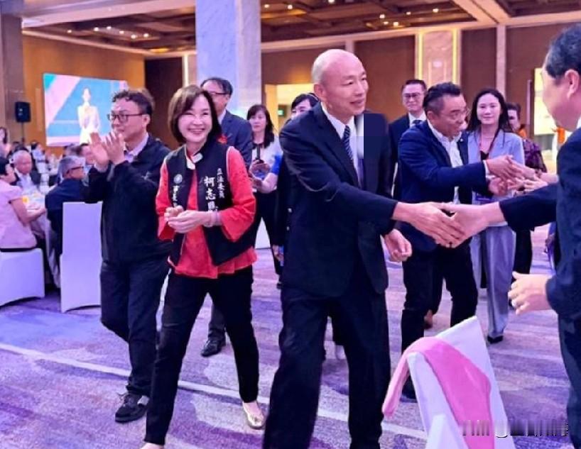 “韩流”再度刮起？韩国瑜现身高雄，蓝营这回大概率稳了。就在9月22日，韩国瑜前往