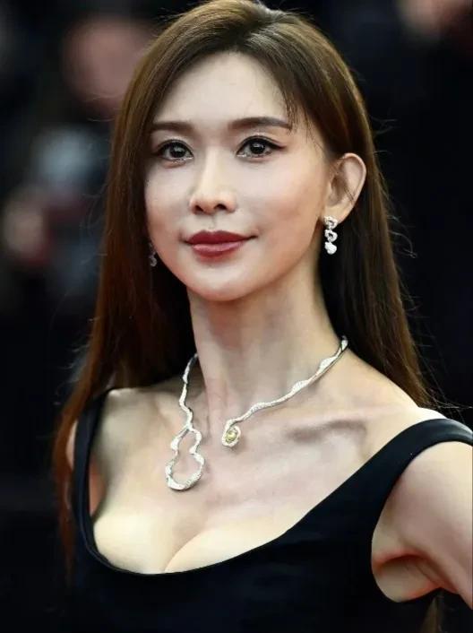 林志玲这戛纳生图，这面相有点“凶”啊！果然，年轻时越漂亮的人，有了年纪后就越怕