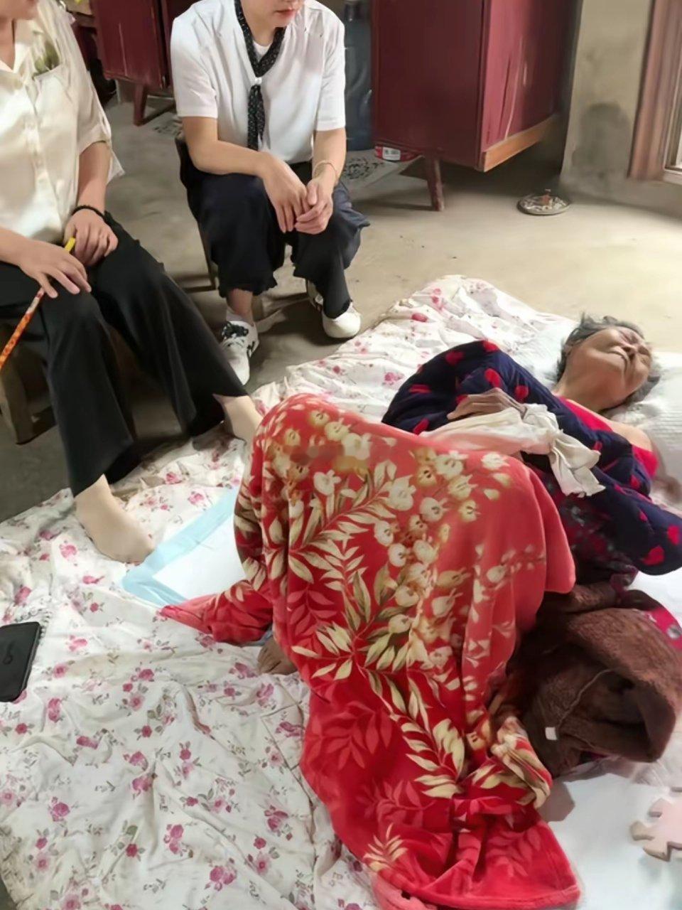 心酸！真看不下去了外婆病危奄奄一息被家人在地上铺上被子放在地上舅妈一帮人在一旁打
