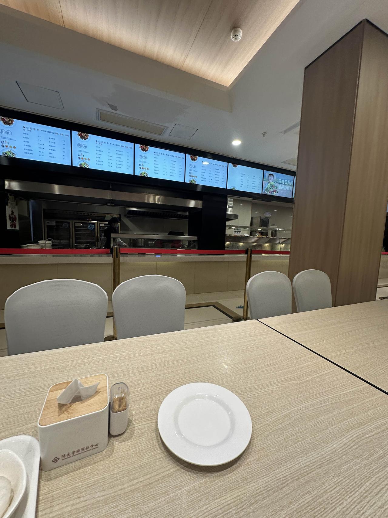 咸宁的阳光酒店早上五点供应早餐，我不用泡方便面去跑马拉松了。