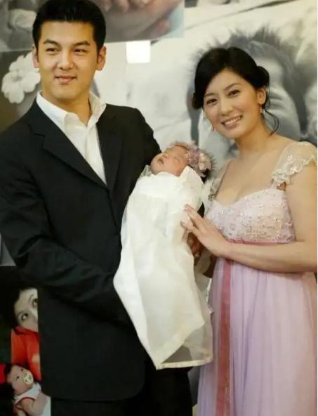 2005年，贾静雯生了一个女儿，婆婆气得破口大骂。后来贾静雯离婚，婆婆高兴坏了，