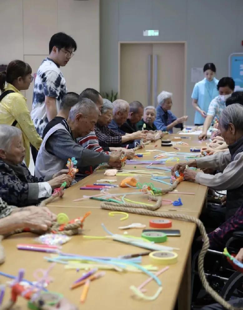 我爸说养老院一股尿骚味，打死也不去。上个月我姐去给我爸找养老院，包吃包住150