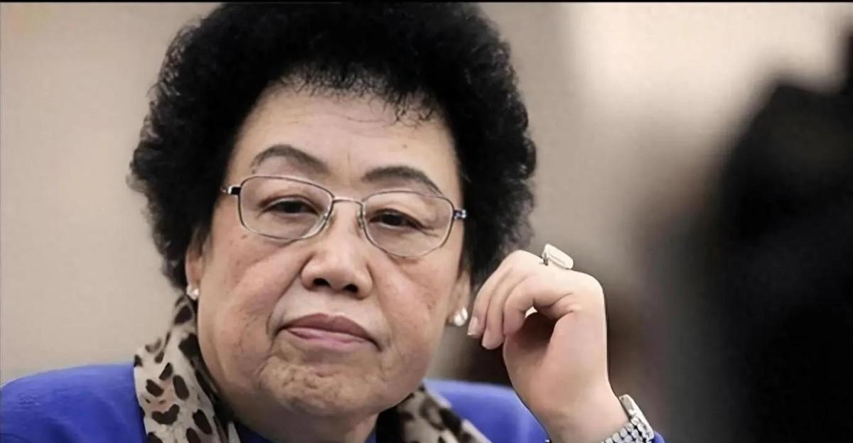 谁敢信？一个高中都没念完的单亲妈妈，带着三个嗷嗷待哺的娃，没傍大款不靠干爹，竟然