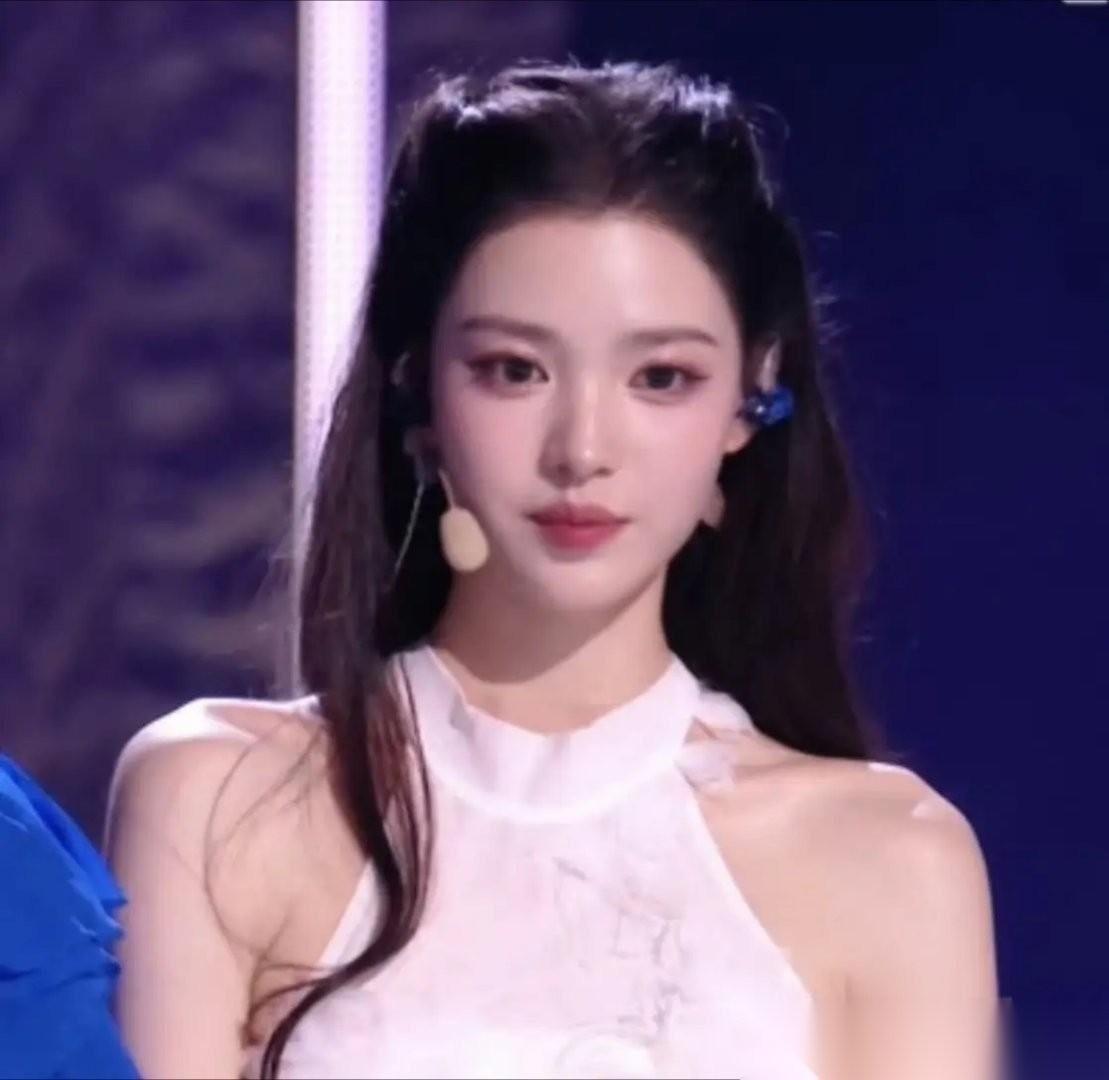 黄景瑜前妻又出来内涵了！昨天黄景瑜前妻，发文：“那个骂我三十岁老女人的女孩，如今