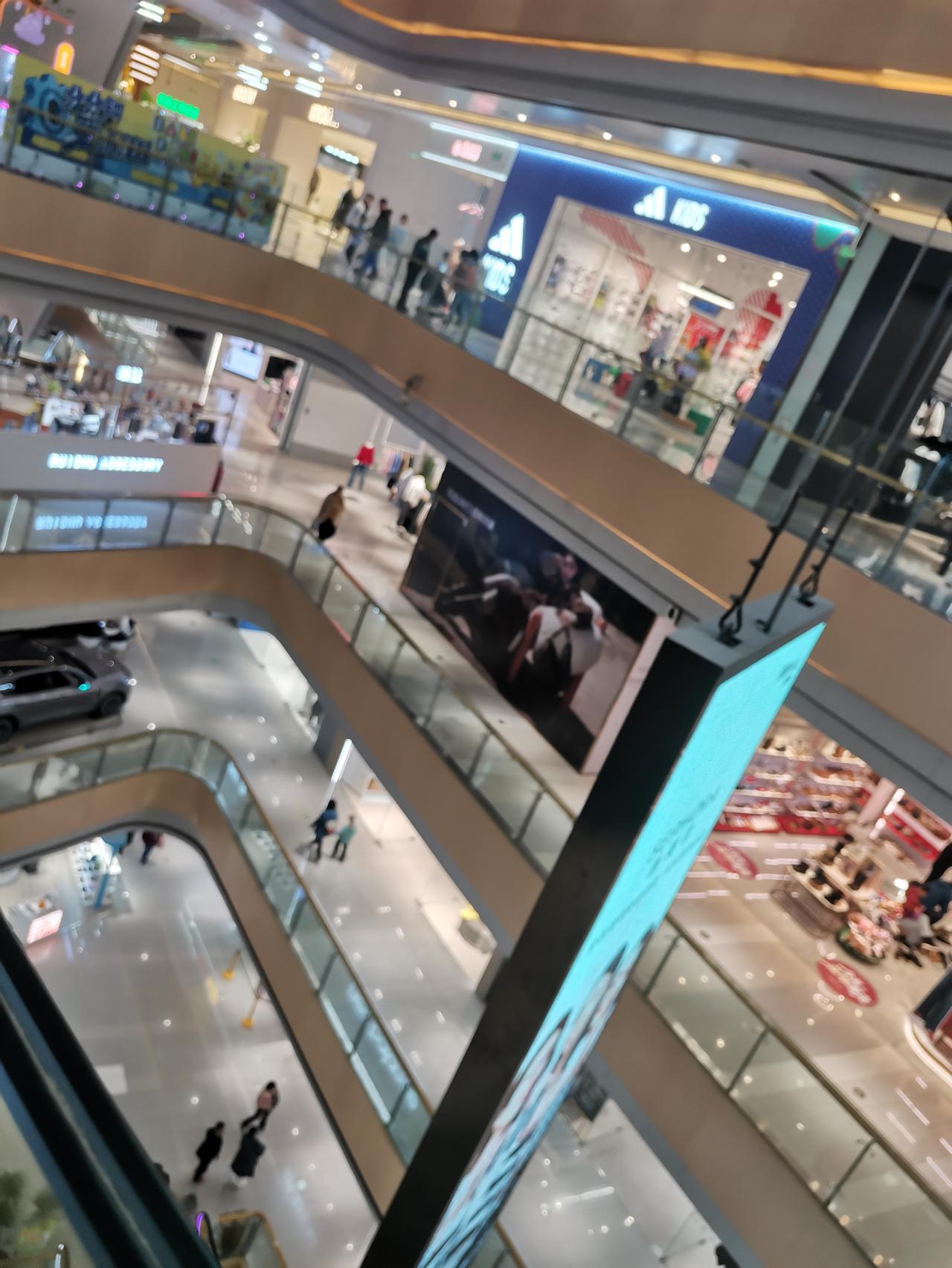 很久没有逛青岛凯德广场了，今天周末本因为商场人会很多，来吃饭根本就不用排队，以前