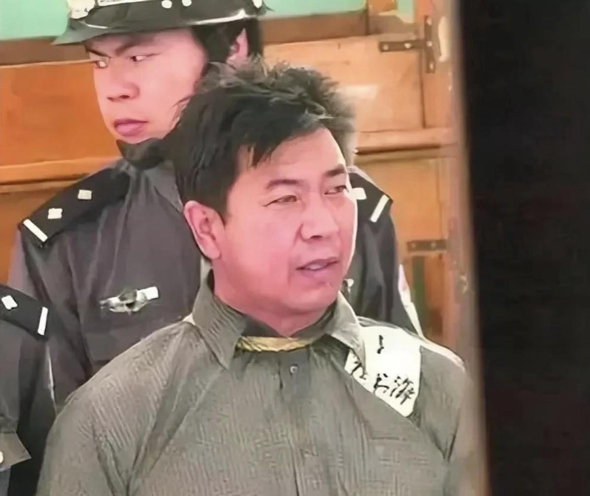2001年9月，张书海临刑前穿着灰色衬衫、脖子上套着法绳，被两名武警紧紧架住双臂