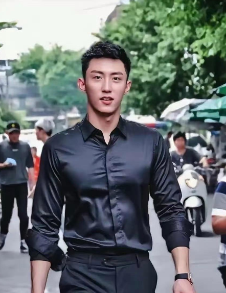 黄景瑜这衬衫像是故意这么穿的，让人意外。他内核稳，胸肌平整没突起点，魅力十足